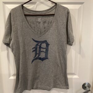 Ladies Detroit Tigers logo shirt